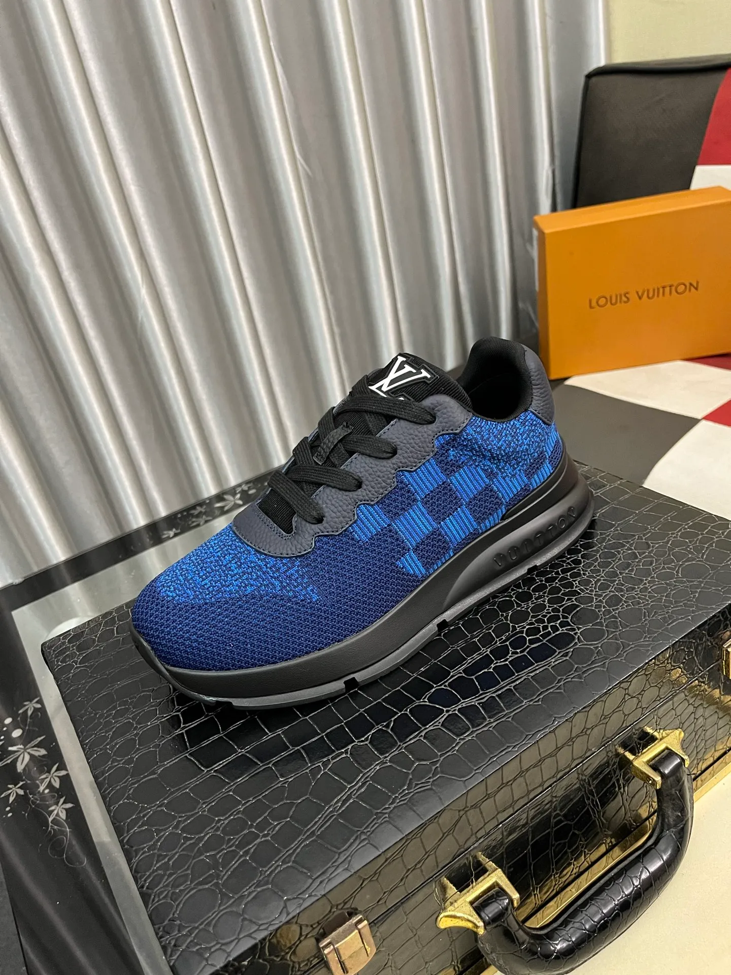 Men's Men's Shoes 💰640⌚️⌚️LV TARINE Louis Vuitton L Family Donkey Brand Casual Sports Shoes Skateboard Shoes Original purchase, development and production This LV Trainer sneaker is made of cow leather to create a complex upper, which requires several hours of ingenious sewing to complete. Inkjet printing renders a unique retro effect, and the classic configuration is from the hands of Virgil Abloh, showing the inspiration of retro basketball shoes. Exquisite packaging at the delivery counter🛍📦 ▪️Fabrics: Original customized first-layer cowhide ▪️Inner lining: Original customized breathable mesh ▪️Outsole: Original molded two-color TPU combination outsole ▪️Size: 38-44